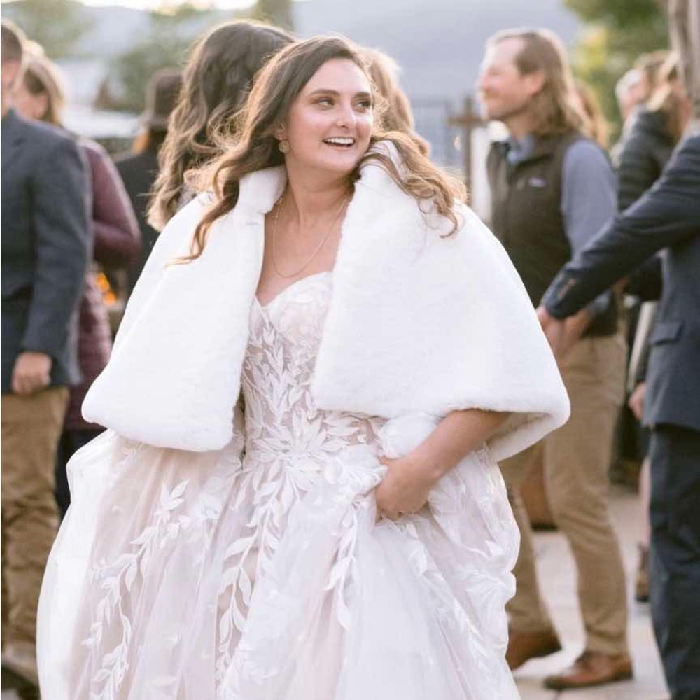 Aria Elegant White Faux Fur Cape